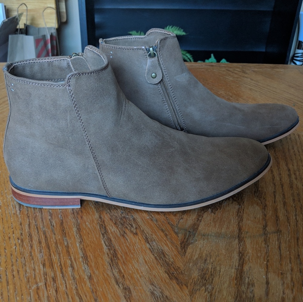 Tan Ankle Zip Cheslea Boots - Men Size 10